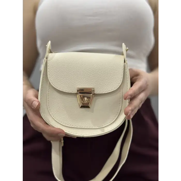 Klasik kapaklı bej cilt çanta