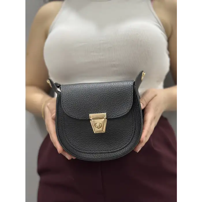 Klasik kapaklı siyah cilt çanta