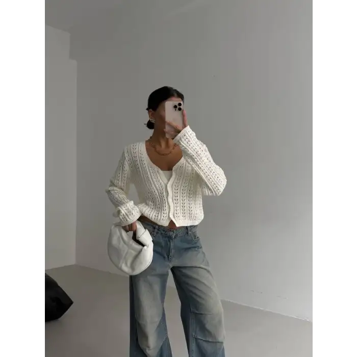 Küçük düğmeli küçük örgülü triko hırka beyaz