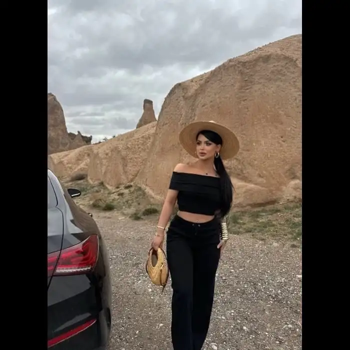 Madonna yaka bol paça pantolonlu takım