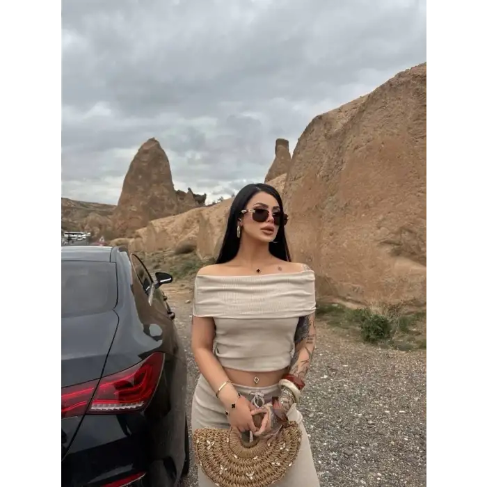 Madonna yaka bol paça pantolonlu takım