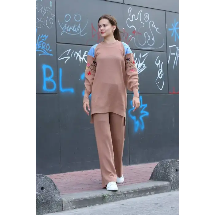 Omuz detaylı kol nakışlı ikili alt üst triko takım vizon