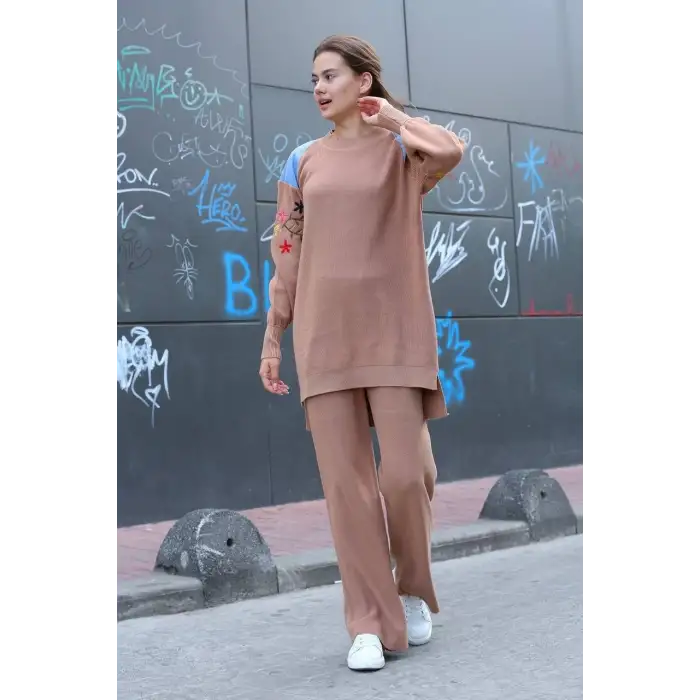 Omuz detaylı kol nakışlı ikili alt üst triko takım vizon