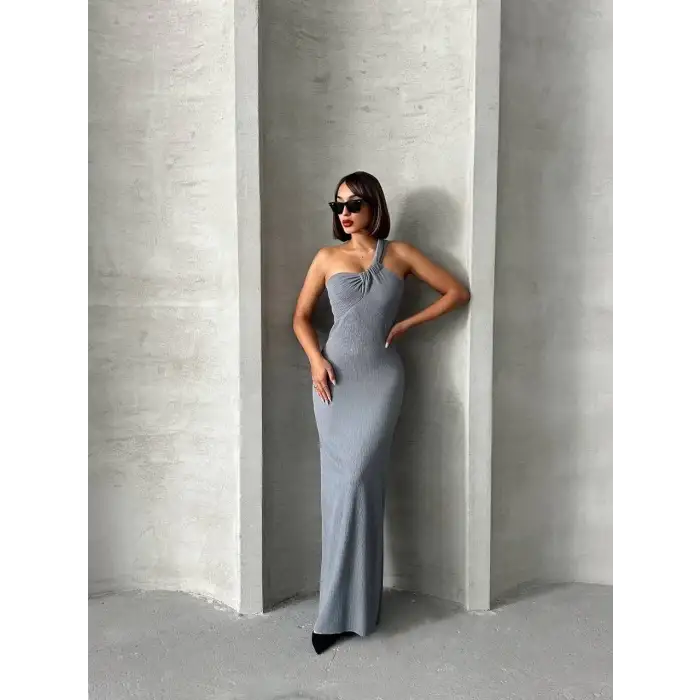 Tek omuz pliseli elbise