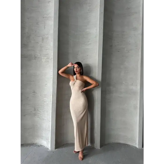 Tek omuz pliseli elbise