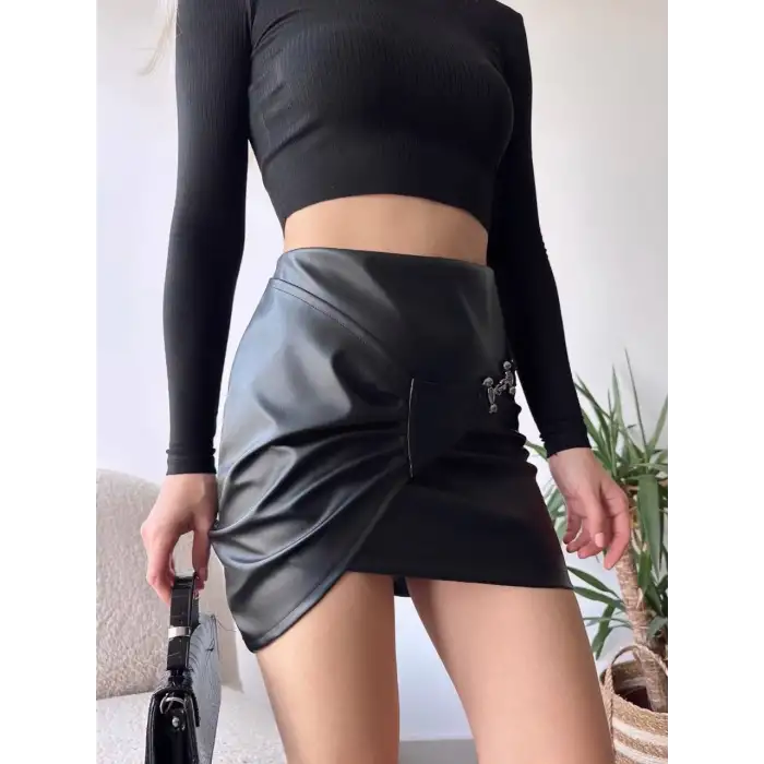 Tokalı deri etek siyah s240097