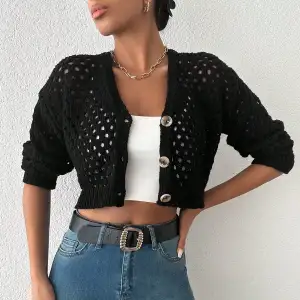 Büyük düğmeli delikli hırka siyah