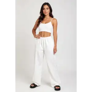 Kadın Beyaz Bol Kesim Cepli Geniş Paça Dökümlü Pantolon – Modern ve Şık Tasarım