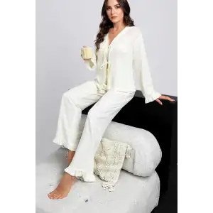 Kadın Beyaz Önden Bağlamalı Kolu ve Paçası Fırfır Detaylı Uzun Kollu Pijama Takımı – Rahat, Şık ve 4 Mevsim Kullanım