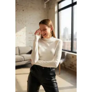 Kadın Beyaz Parmak Detaylı Esnek Uzun Kollu Body