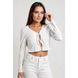 Kadın Beyaz Uzun Kollu Önden Bağlama Detaylı Crop Top Bluz – Şık, Rahat ve Kolay Kombinlenebilir