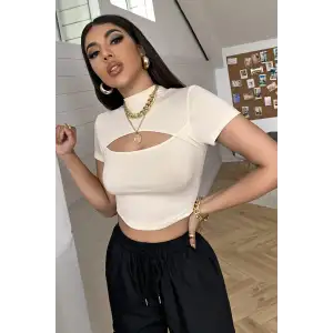Kadın Ekru Göğüs Dekolteli Yarım Kollu Cut Out Crop Top Bluz – Şık, Rahat ve Kolay Kombinlenebilir
