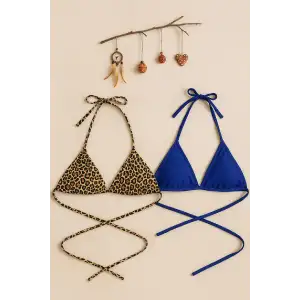 Kadın Leopar Desenli ve Mavi Minimal Kesim Üçgen Bikini Üstü – Modern ve Şık Tasarım