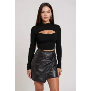 Kadın Siyah Göğüs Dekolteli Uzun Kollu Cut Out Crop Top Bluz – Şık, Rahat ve Kolay Kombinlenebilir