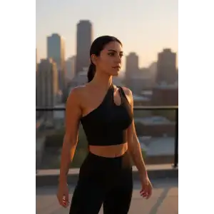 Kadın Siyah Tek Omuz Cut Out Detaylı Crop Top Bluz – Şık, Rahat ve Kolay Kombinlenebilir