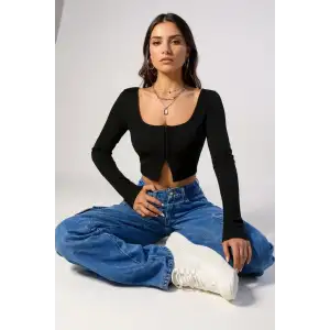 Kadın Siyah Uzun Kollu Agraflı Göğüs ve Göbek Dekolteli Crop Top Bluz – Şık, Rahat ve Kolay Kombinlenebilir