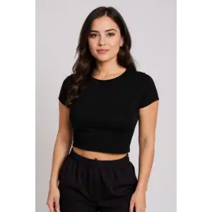 Kadın Siyah Yuvarlak Yaka Yarım Kol Crop Top Bluz – Şık, Rahat ve Kolay Kombinlenebilir