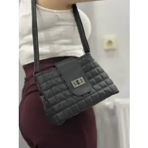 Kapaklı kapitone siyah cilt çanta