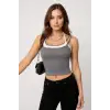 Kadın Antrasit Gri Beyaz Çift Renk Çapraz Askılı Crop Top Bluz – Şık, Rahat ve Kolay Kombinlenebilir