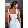 Kadın Beyaz Kalın Askılı Crop Top Büstiyer – Modern ve Şık Tasarım