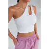 Kadın Beyaz Tek Omuz Cut Out Detaylı Crop Top Bluz – Şık, Rahat ve Kolay Kombinlenebilir