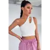 Kadın Beyaz Tek Omuz Cut Out Detaylı Crop Top Bluz – Şık, Rahat ve Kolay Kombinlenebilir