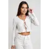 Kadın Beyaz Uzun Kollu Önden Bağlama Detaylı Crop Top Bluz – Şık, Rahat ve Kolay Kombinlenebilir