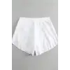 Kadın Beyaz Yırtmaçlı Etek Görünümlü Şık Deniz Şortu – Modern ve Şık Tasarım