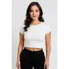 Kadın Beyaz Yuvarlak Yaka Yarım Kol Crop Top Bluz