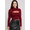 Kadın Bordo Göğüs Dekolteli Uzun Kollu Cut Out Crop Top Bluz – Şık, Rahat ve Kolay Kombinlenebilir