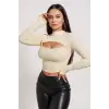 Kadın Ekru Göğüs Dekolteli Uzun Kollu Cut Out Crop Top Bluz – Şık, Rahat ve Kolay Kombinlenebilir