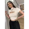 Kadın Ekru Göğüs Dekolteli Yarım Kollu Cut Out Crop Top Bluz – Şık, Rahat ve Kolay Kombinlenebilir