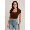 Kadın Kahverengi Yarım Kol Düz Yaka Crop Top Bluz – Şık, Rahat ve Kolay Kombinlenebilir