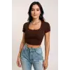 Kadın Kahverengi Yarım Kol Düz Yaka Crop Top Bluz – Şık, Rahat ve Kolay Kombinlenebilir