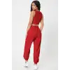 Kadın Kırmızı Kaşkorse Cepli Jogger Eşofman Altı ve Crop Top Bluz – Şık, Rahat ve Kolay Kombinlenebilir