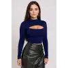 Kadın Lacivert Göğüs Dekolteli Uzun Kollu Cut Out Crop Top Bluz – Şık, Rahat ve Kolay Kombinlenebilir