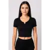 Kadın Siyah Çift Fermuarlı Yarım Kol Crop Top Bluz – Şık, Rahat ve Kolay Kombinlenebilir