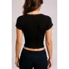 Kadın Siyah Göğsü ve Kolları Dantelli Fiyonklu Kısa Kol Crop Top Bluz – Şık, Rahat ve Kolay Kombinlenebilir