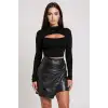 Kadın Siyah Göğüs Dekolteli Uzun Kollu Cut Out Crop Top Bluz – Şık, Rahat ve Kolay Kombinlenebilir