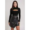 Kadın Siyah Göğüs Dekolteli Uzun Kollu Cut Out Crop Top Bluz – Şık, Rahat ve Kolay Kombinlenebilir