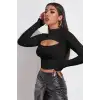 Kadın Siyah Göğüs Dekolteli Uzun Kollu Cut Out Crop Top Bluz – Şık, Rahat ve Kolay Kombinlenebilir
