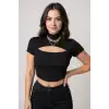Kadın Siyah Göğüs Dekolteli Yarım Kollu Cut Out Crop Top Bluz – Şık, Rahat ve Kolay Kombinlenebilir