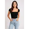 Kadın Siyah Kare Yaka Yarım Kol Göğüs Dekolteli Crop Top Bluz – Şık, Rahat ve Kolay Kombinlenebilir
