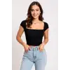 Kadın Siyah Kare Yaka Yarım Kol Göğüs Dekolteli Crop Top Bluz – Şık, Rahat ve Kolay Kombinlenebilir