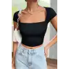 Kadın Siyah Kare Yaka Yarım Kol Göğüs Dekolteli Crop Top Bluz – Şık, Rahat ve Kolay Kombinlenebilir