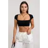 Kadın Siyah Sırt Dekolteli ve Boyundan Bağlamalı Yarım Kol Crop Top Bluz – Şık, Rahat ve Kolay Kombinlenebilir