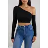 Kadın Siyah Tek Omuz Detaylı Uzun Kol Crop Top Bluz – Şık, Rahat ve Kolay Kombinlenebilir