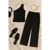 Kadın Siyah Tek Omuzlu Şık Bluz & Geniş Paça Pantolon İkili Takım – Modern, Konforlu ve Günlük Kombinlere Uygun