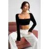 Kadın Siyah Uzun Kol Göğüs ve Sırt Dekolteli Crop Top Bluz – Şık, Rahat ve Kolay Kombinlenebilir
