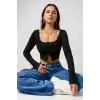 Kadın Siyah Uzun Kollu Agraflı Göğüs ve Göbek Dekolteli Crop Top Bluz – Şık, Rahat ve Kolay Kombinlenebilir